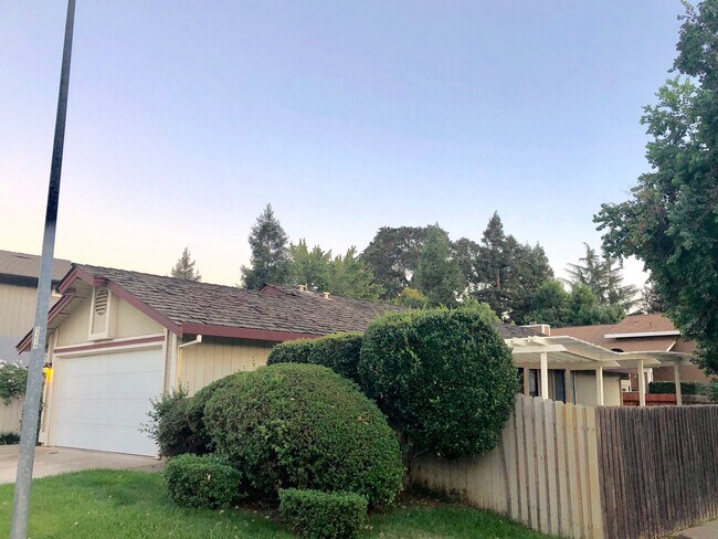 Building Photo - AVAILABLE FOR MOVE IN ON 8/1/26 -  RECENTLY RENOVATED 3 BED, 2 BATH 1 STORY ON LARGE CORNER LOT