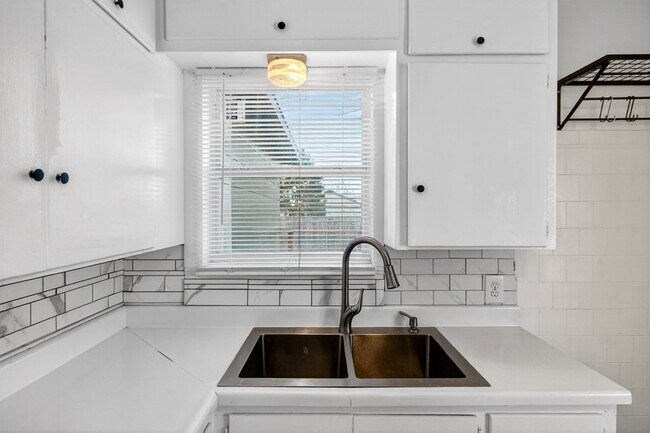 Building Photo - 2011 W 16th St