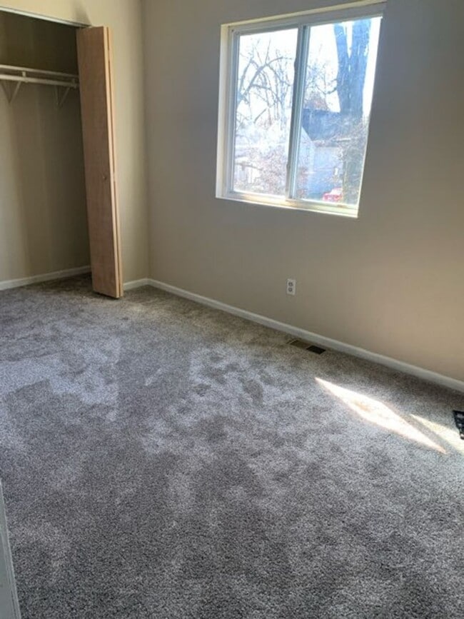 Building Photo - Spacious 4 Bedroom 2 bath house located ne...