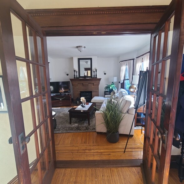 Original woodwork and hardwood floors throughout - 43 Brantford Pl