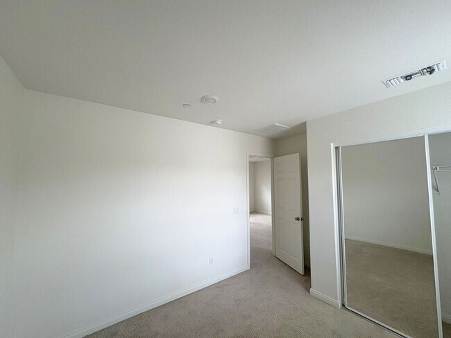 Building Photo - Beautiful Condo