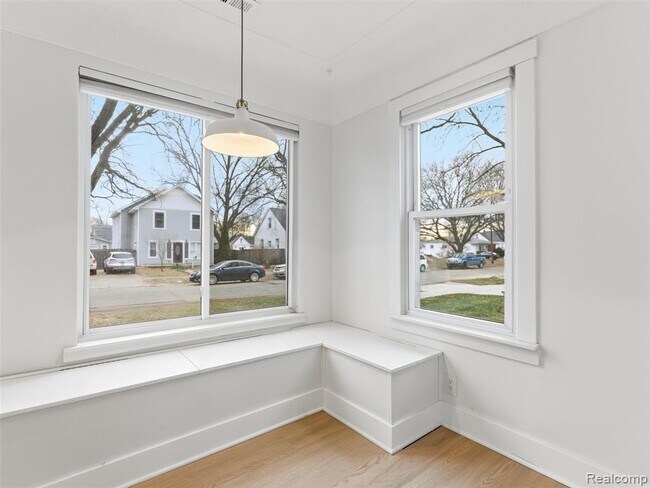 Building Photo - 335 E Elza Ave