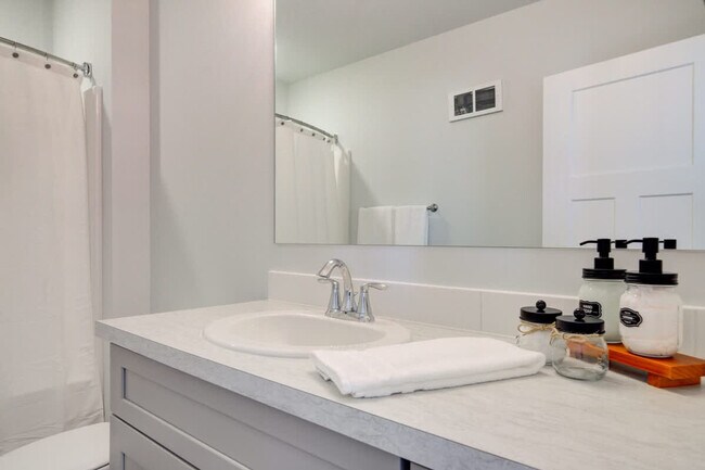 Building Photo - 5242 Fallon St