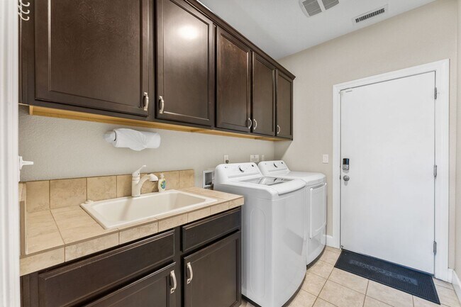 Building Photo - FULLY FURNISHED home available now.