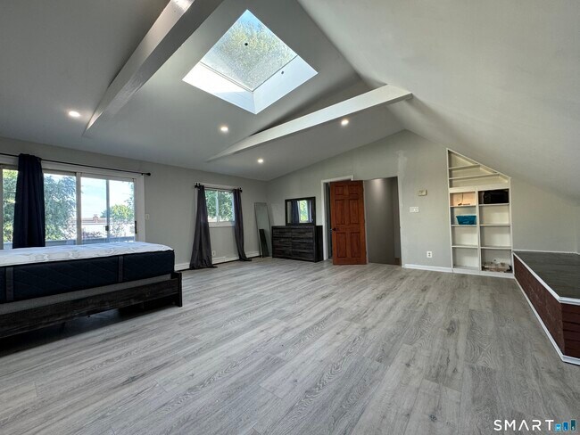 Building Photo - 415 Savoy St