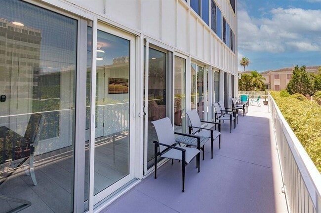 Building Photo - 1125 W Peppertree Dr