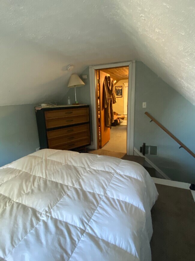 Bedroom w/ doorway to walk in closet/small office - 1301 E 7th St