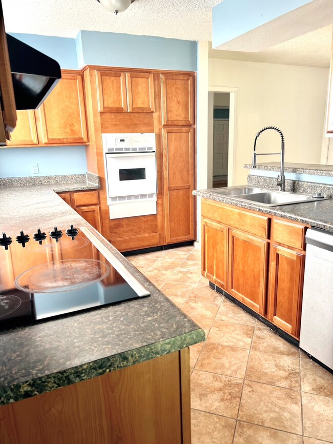 Building Photo - 13903 Greenway Dr