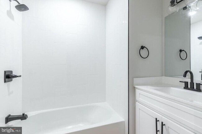 Building Photo - 2121 Bellmore St