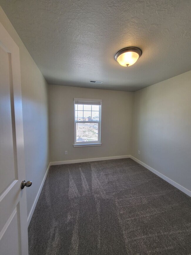 Building Photo - Brand New townhomes