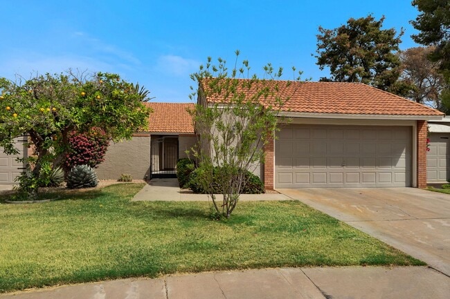 Building Photo - This beautifully appointed 3-bedroom, 2-bathroom condo seasonal rental Located in Leisure World A...