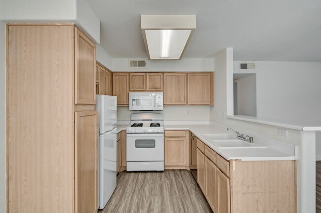 Building Photo - Great 2 bedroom 2 bathroom upstairs condo!