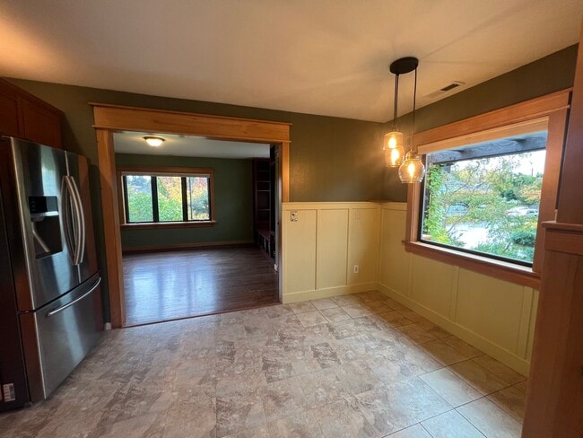 Building Photo - Cozy 2 Bedroom in Charming Everett Neighbo...