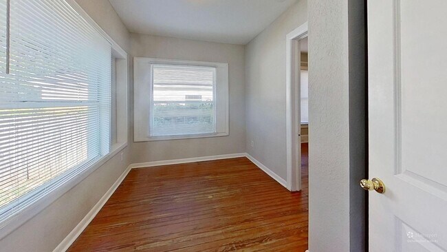 Building Photo - Murray Hill 3 bedroom