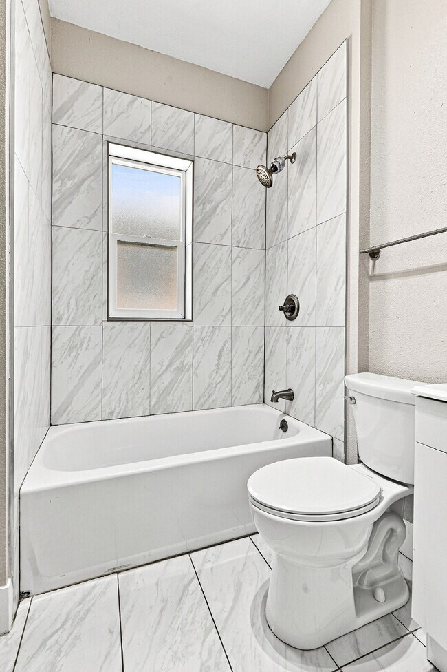 Building Photo - $2,845.95, 3 bed, 1 bath, located in Denver with New Appliances