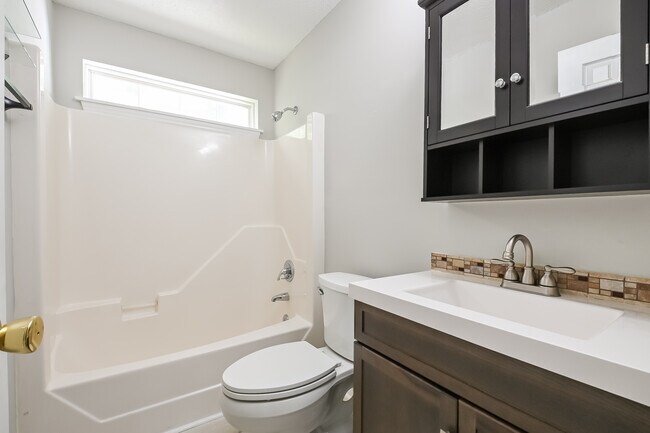 Building Photo - 737 E Maple Ln