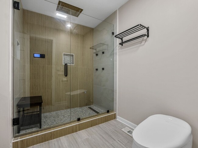 Building Photo - Luxury Living Awaits in this 6 Bedroom, 5 Bathroom Home – Elegant Comfort in a Prime Location