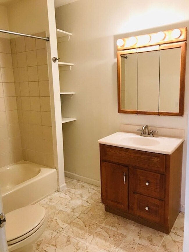 Building Photo - 2 Bed 2.5 Bath row house located just a short distance from RFK stadium in NE Washington, DC.