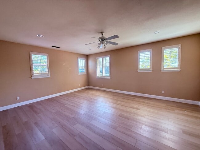 Building Photo - 2205 Maloney Dr