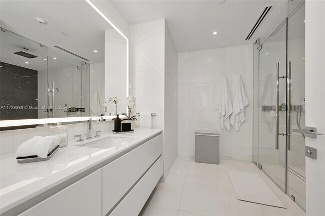 Building Photo - 300 Biscayne Blvd Way