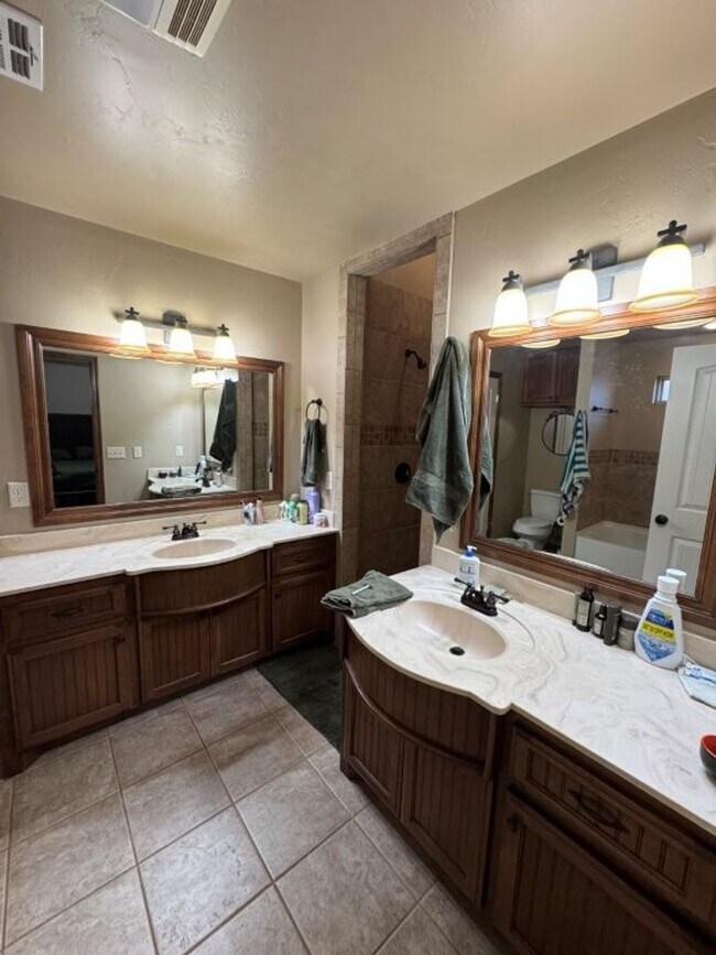 Building Photo - 3 bed, 2 bath, 2 car storm shelter in Yuko...