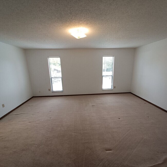 Building Photo - 2295 Foxwood Dr