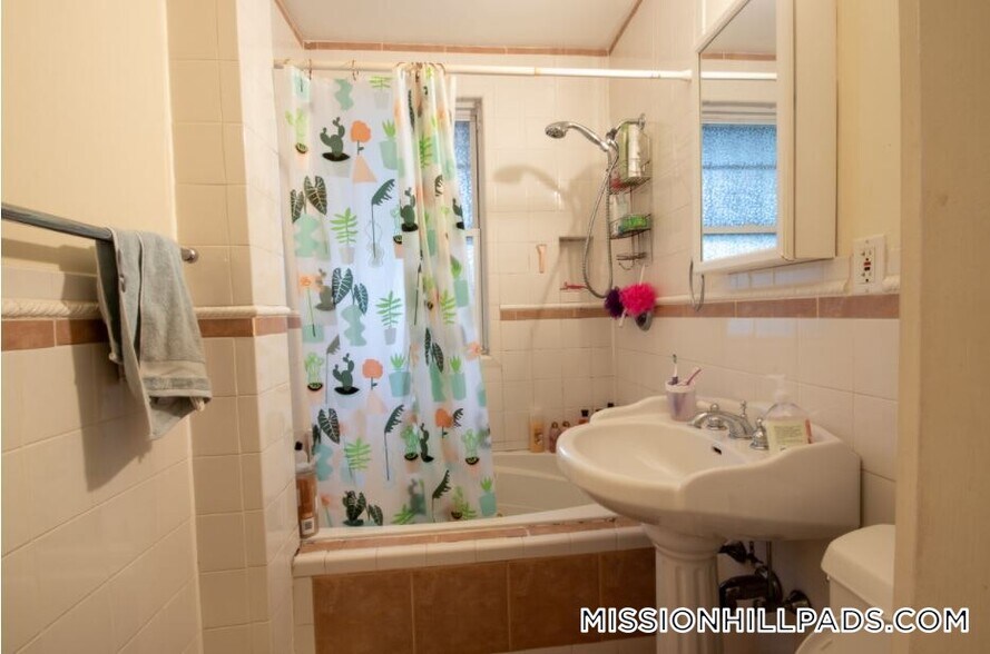 Building Photo - 142 Calumet St