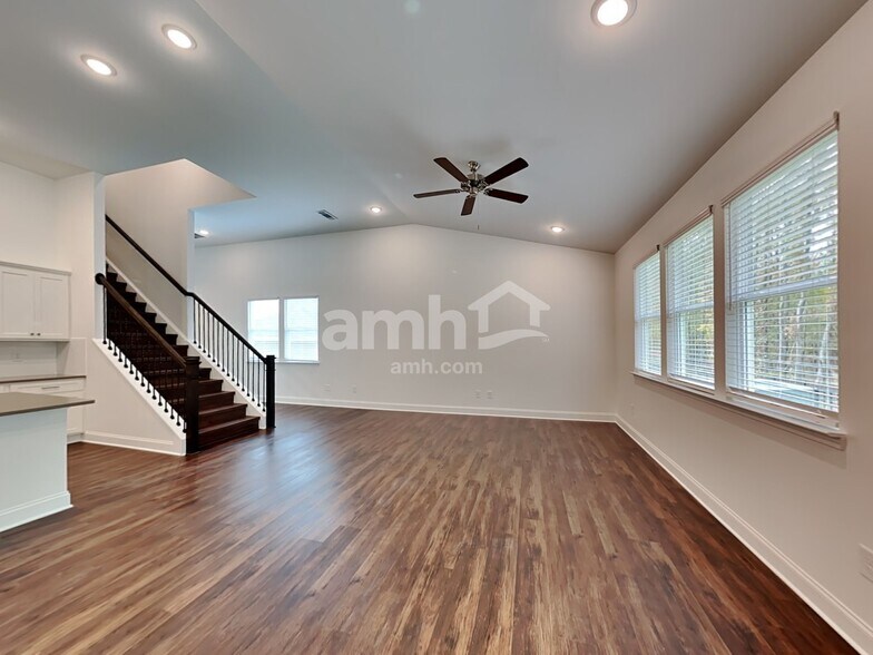 Building Photo - 104 Punderson Dr