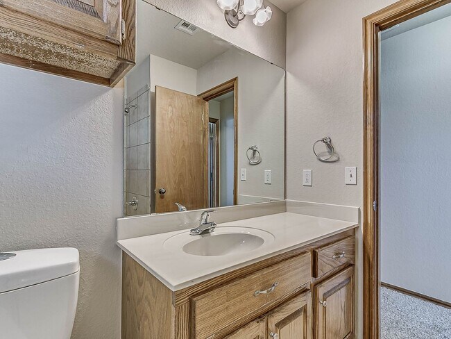 Building Photo - 4 Bed | 2 Bath | 2 Car Garage - Edmond Schools - North Hampton Addition