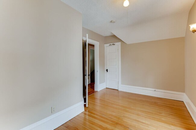 Building Photo - Gorgeous Uptown 4-bed 2-bath Single-Family House w/ Garage + Fenced-In Yard