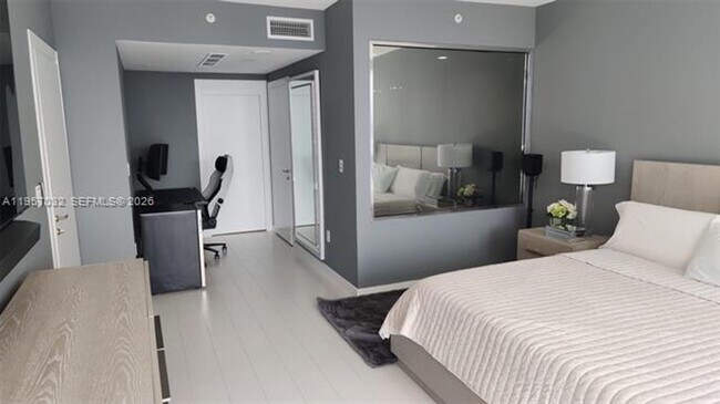 Building Photo - 200 Biscayne Blvd Way