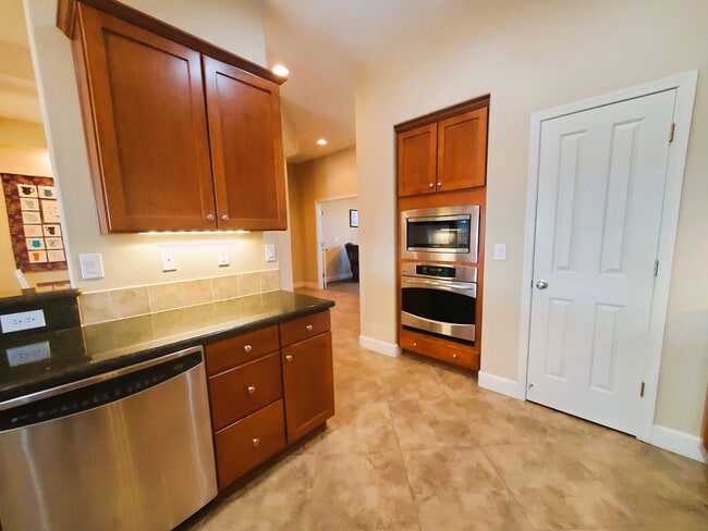 Building Photo - Gorgeous executive style home available fo...