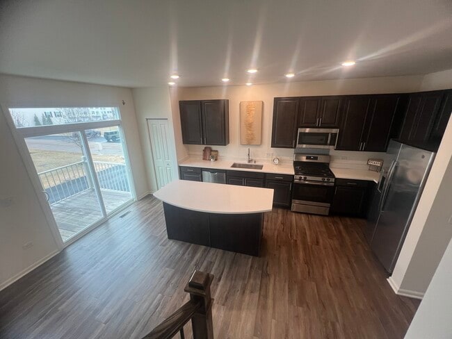 Building Photo - 285 Lakeshore Dr