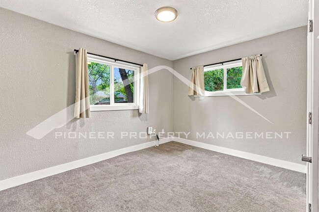 Building Photo - 1235 Scranton St
