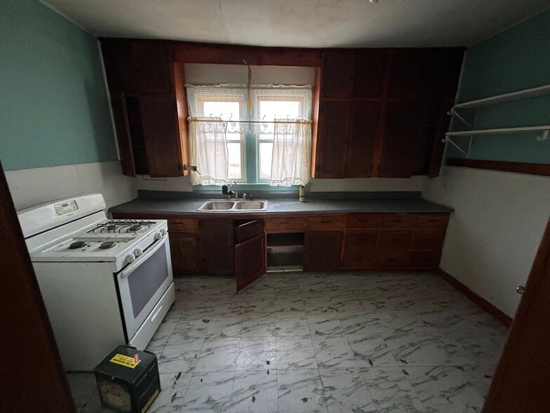 Building Photo - 112 W Winans St