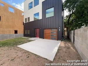 Building Photo - 2615 S Flores St