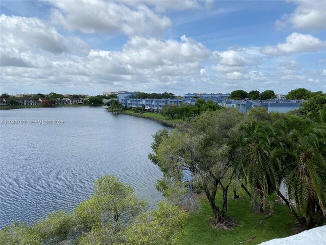 Building Photo - 9375 Fontainebleau Blvd