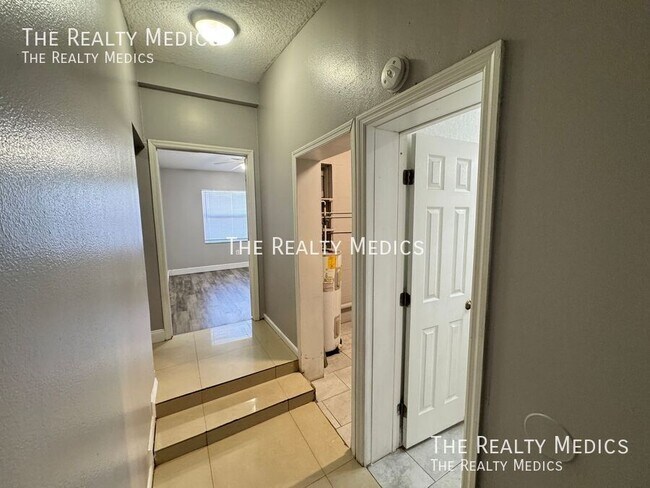 Building Photo - 1102 Egan Dr