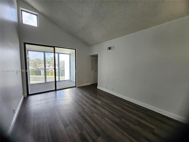 Building Photo - 216 Lake Pointe Dr