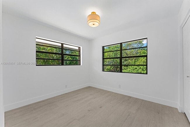 Building Photo - 401 SW 63rd Terrace