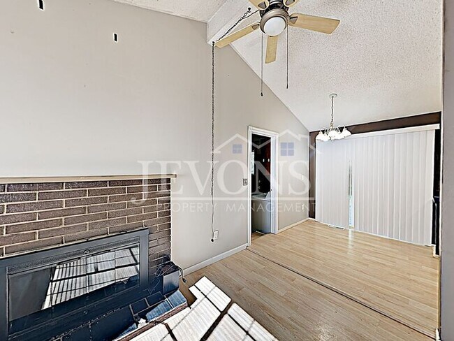 Building Photo - 151 Vista Ln