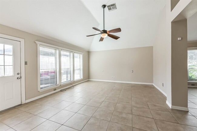 Building Photo - 2533 Potomac Dr