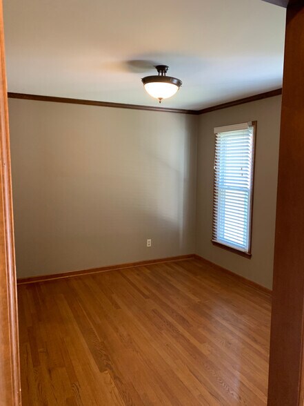 Building Photo - Room in House on Sawmill Rd
