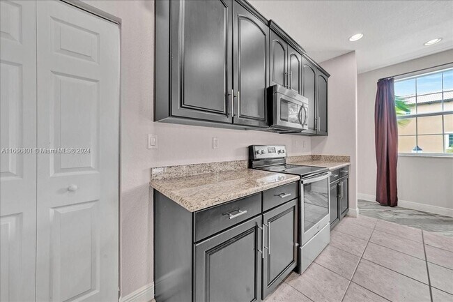 Building Photo - 995 SW 147th Ave