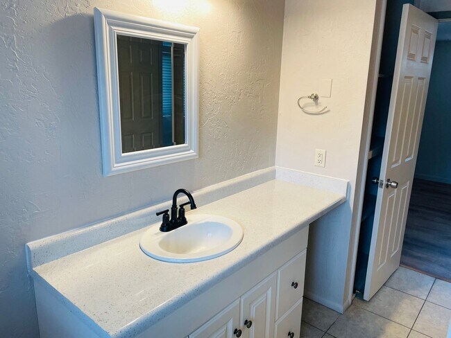 Building Photo - 50 Chaparral Dr