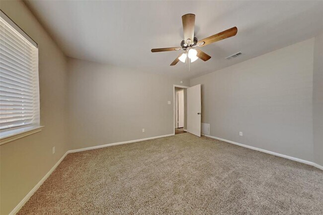Building Photo - 2403 Pine Cone Dr