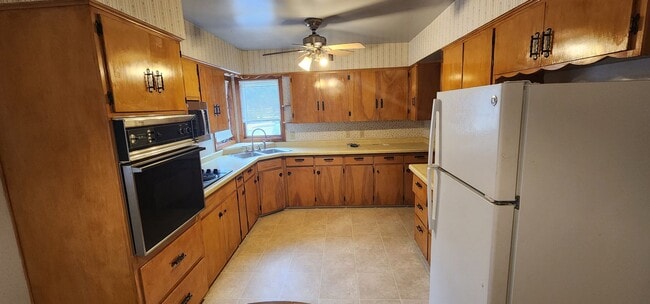 Building Photo - 3/4 bedroom house