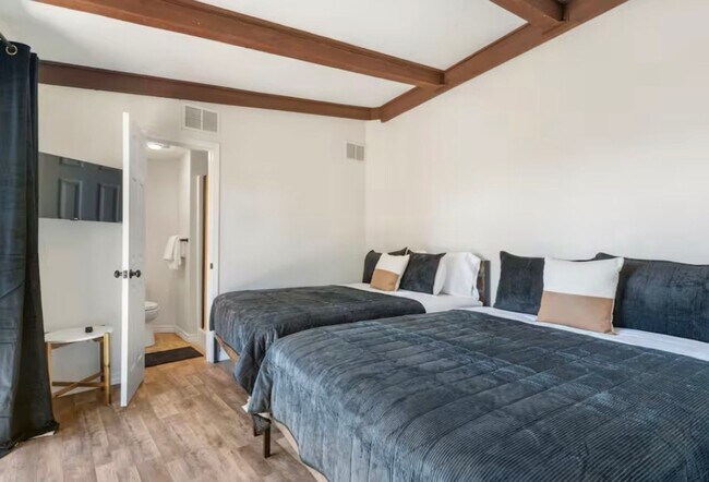 Building Photo - Remodeled and Stunning 1 Bedroom Condo | Fully Furnished | All Utilites Included | 1 Bathroom | K...