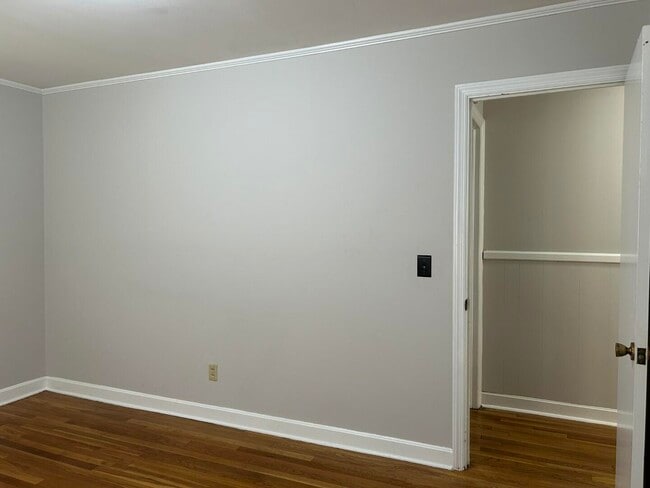 Building Photo - 523 Colonial Dr