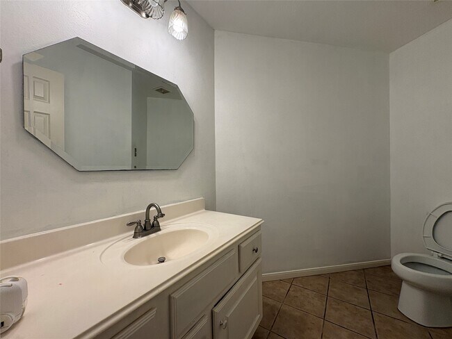 Building Photo - 1631 Berkoff Dr